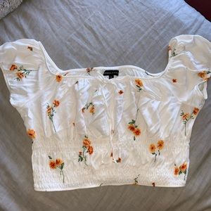 🚨FINAL SALE MUST GO🚨KENDALL & KYLIE 🌻FLORAL CROP TOP🌻